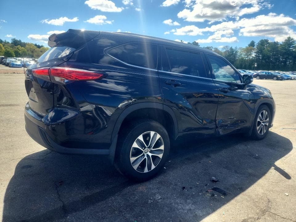 2022 TOYOTA HIGHLANDER XLE 3