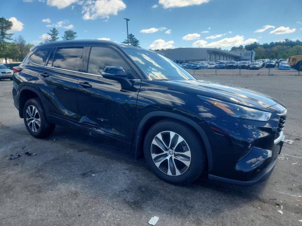 2022 TOYOTA HIGHLANDER XLE 4