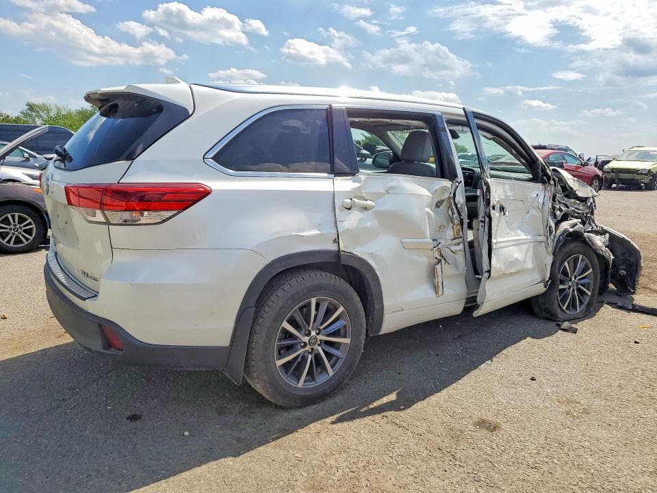 2017 TOYOTA HIGHLANDER XLE 3