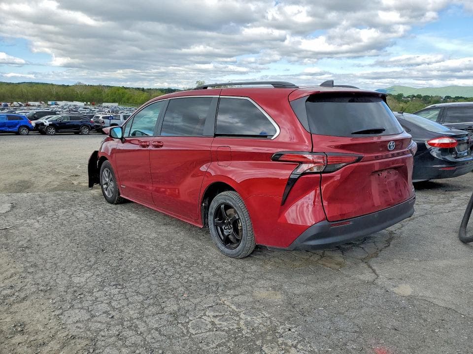 2021 TOYOTA SIENNA LE 2