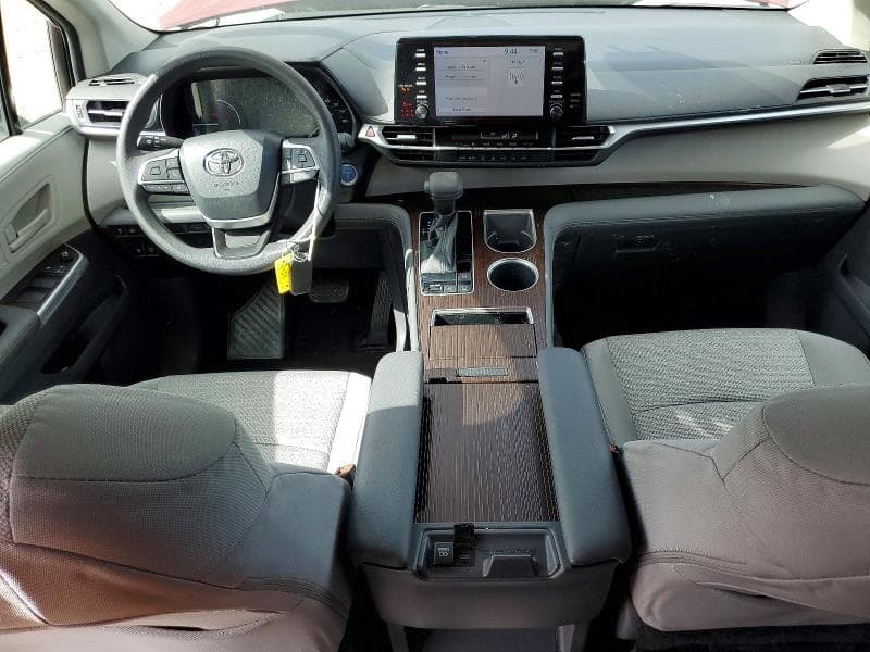 2021 TOYOTA SIENNA LE 8