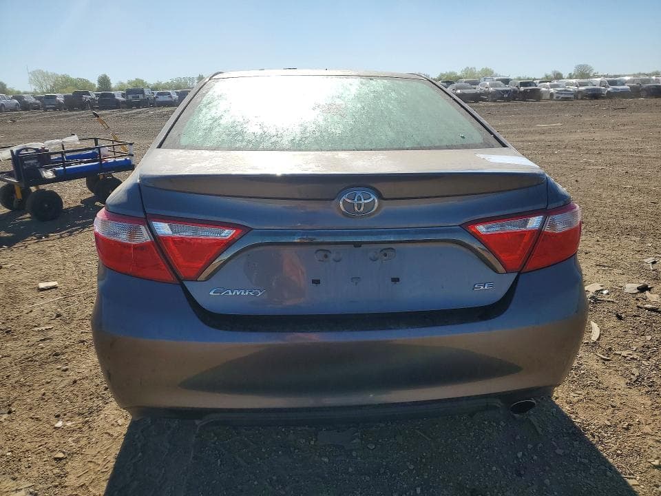 2017 TOYOTA CAMRY SE 6