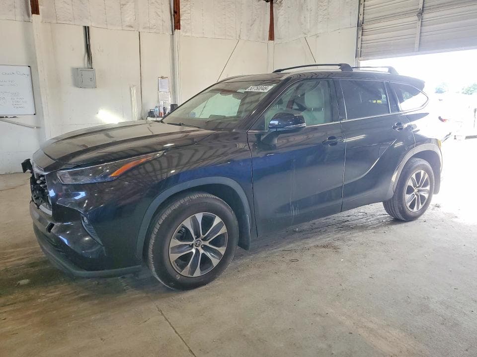 2022 TOYOTA HIGHLANDER XLE - 1