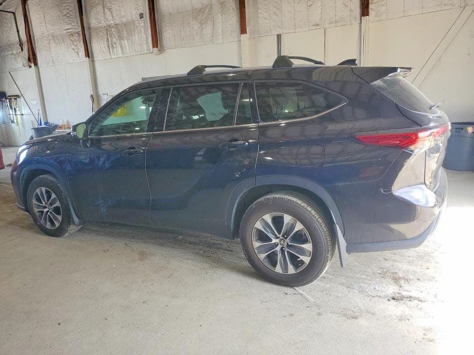2022 TOYOTA HIGHLANDER XLE 2
