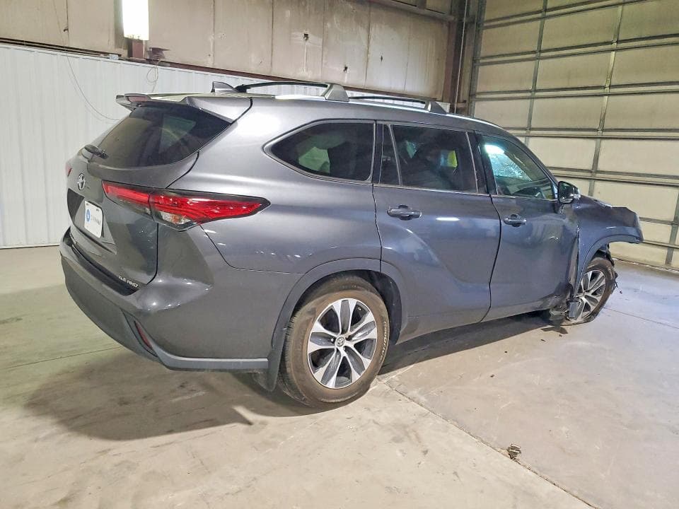 2021 TOYOTA HIGHLANDER XLE 3