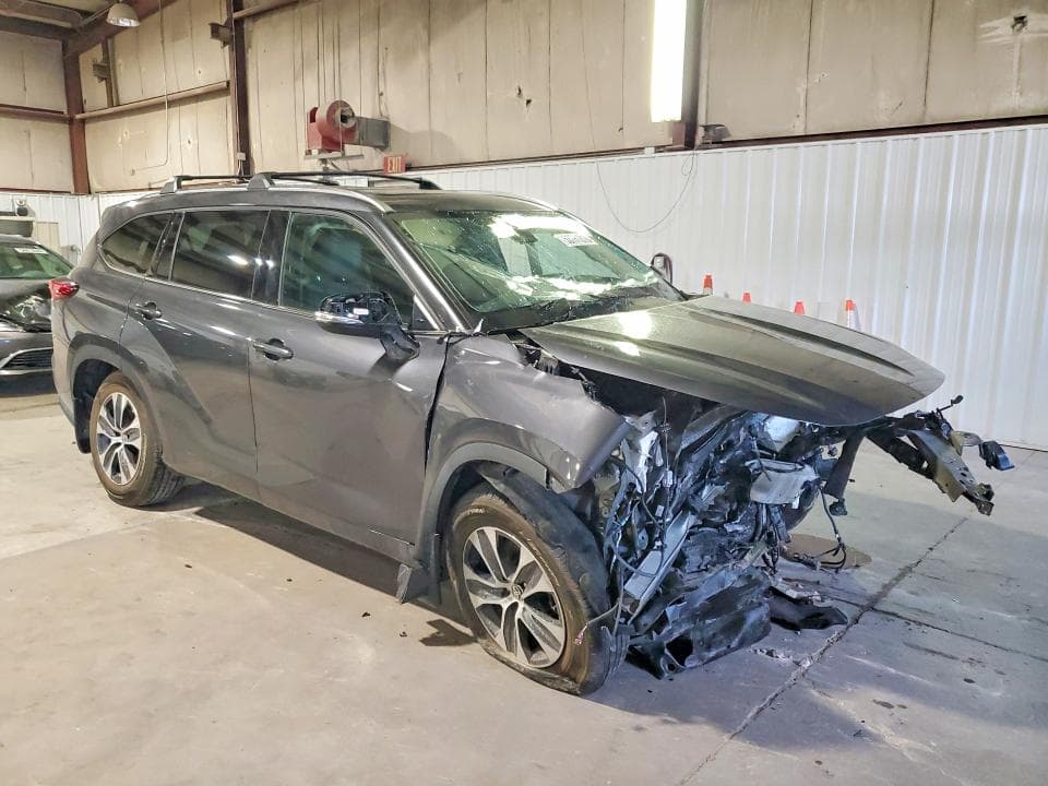 2021 TOYOTA HIGHLANDER XLE 4