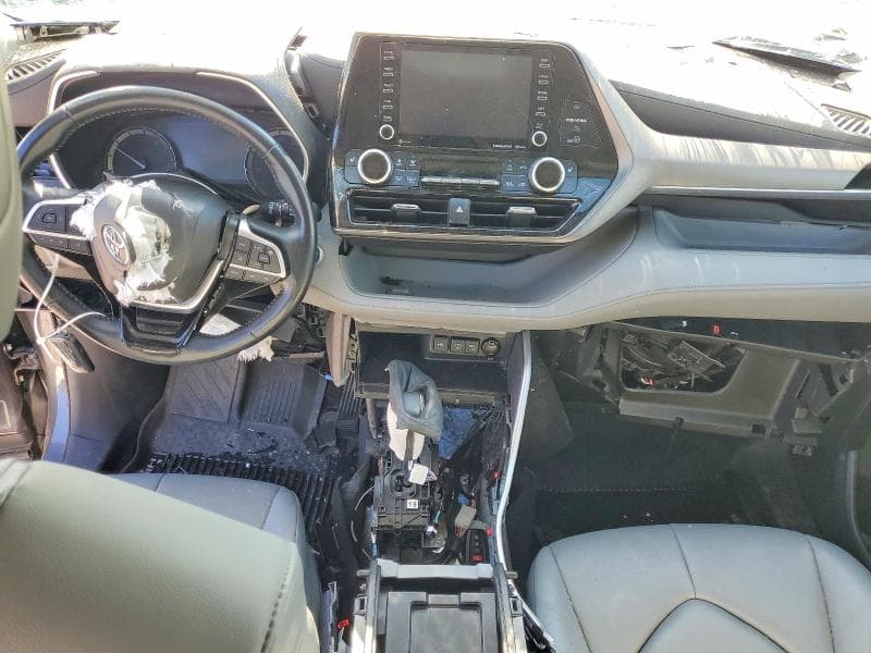 2021 TOYOTA HIGHLANDER XLE 8