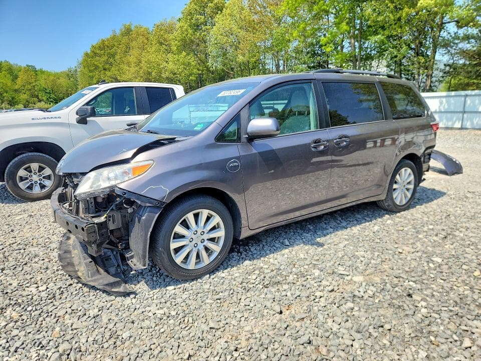 2017 TOYOTA SIENNA LE - 1