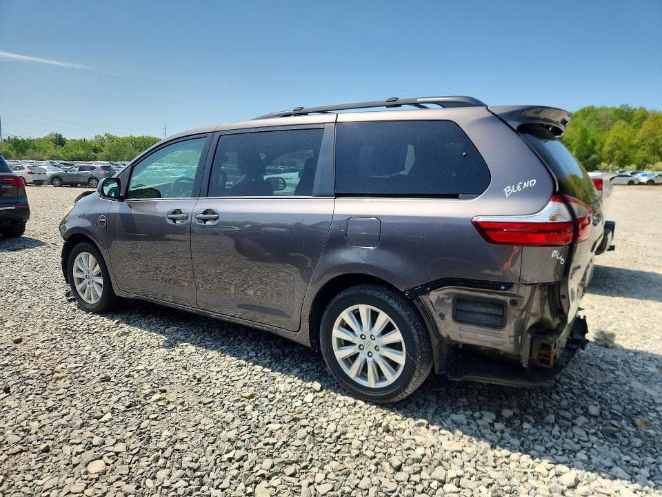 2017 TOYOTA SIENNA LE 2