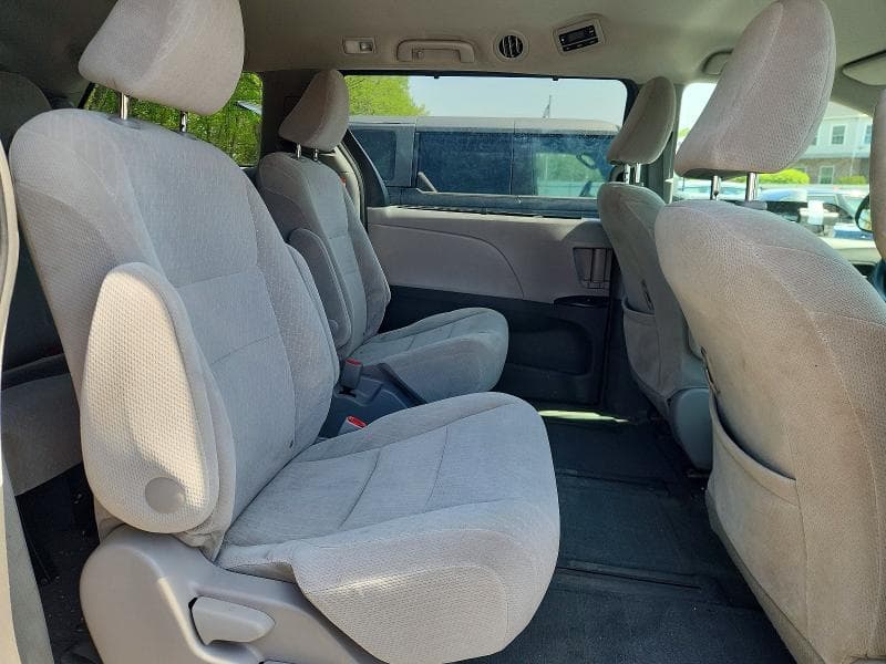 2017 TOYOTA SIENNA LE 11