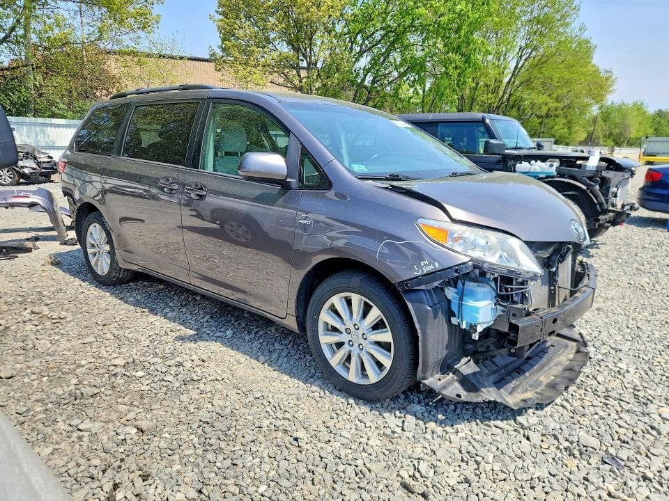 2017 TOYOTA SIENNA LE 4