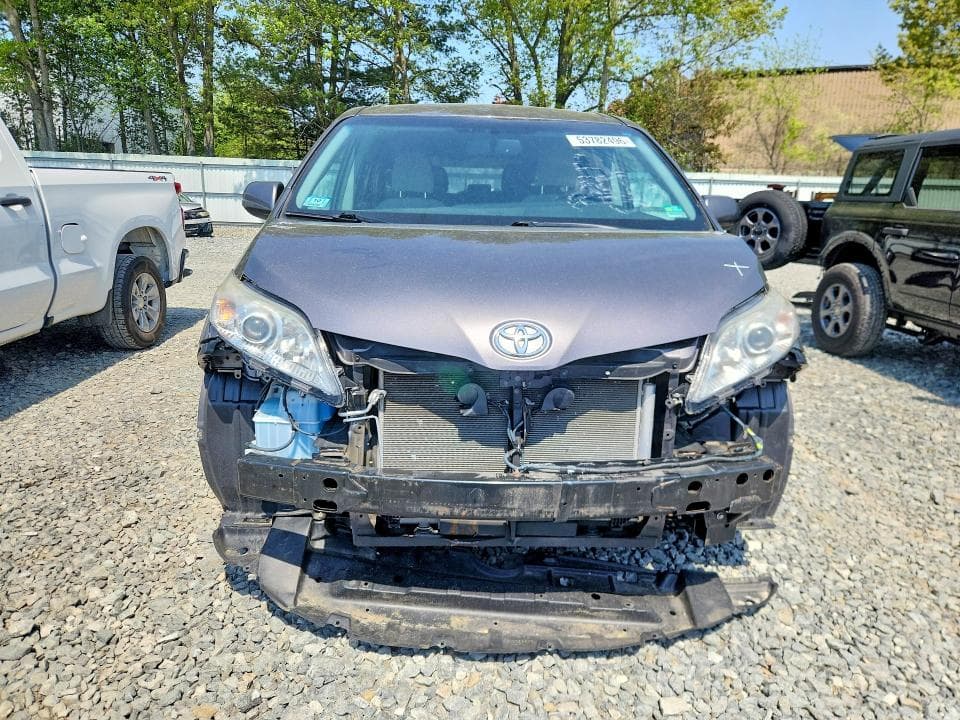 2017 TOYOTA SIENNA LE 5