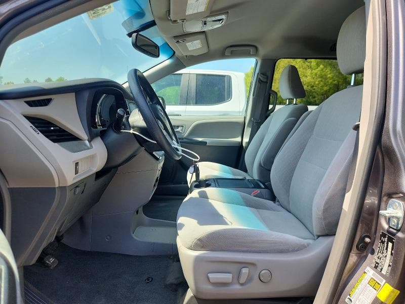 2017 TOYOTA SIENNA LE 7