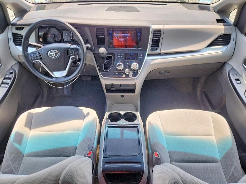 2017 TOYOTA SIENNA LE 8