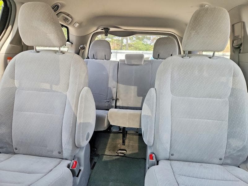 2017 TOYOTA SIENNA LE 10
