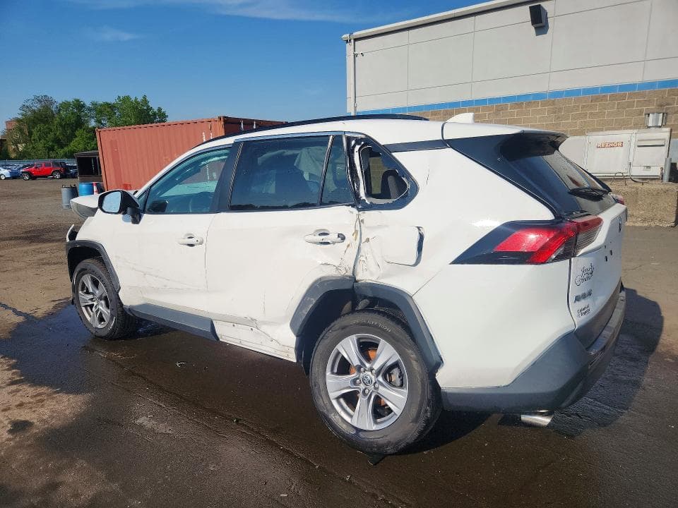 2022 TOYOTA RAV4 XLE 2