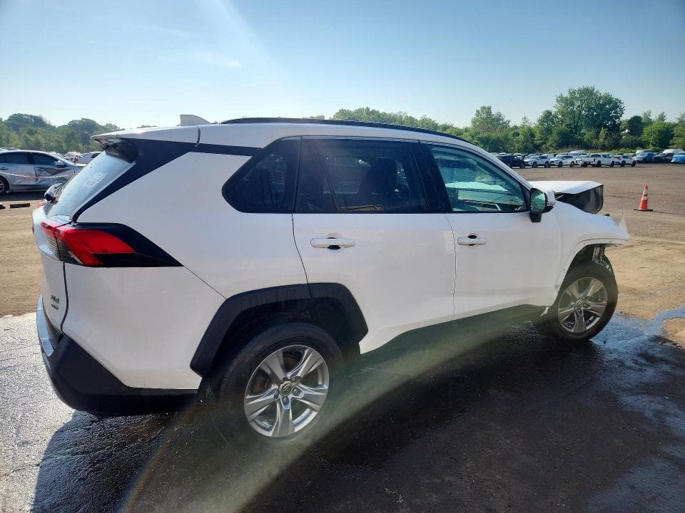 2022 TOYOTA RAV4 XLE 3