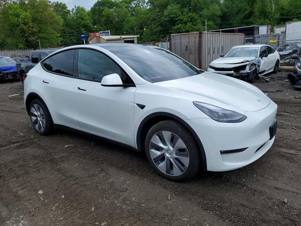 2024 TESLA MODEL Y 4