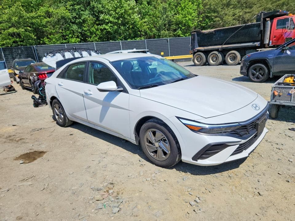 2024 HYUNDAI ELANTRA SE 4