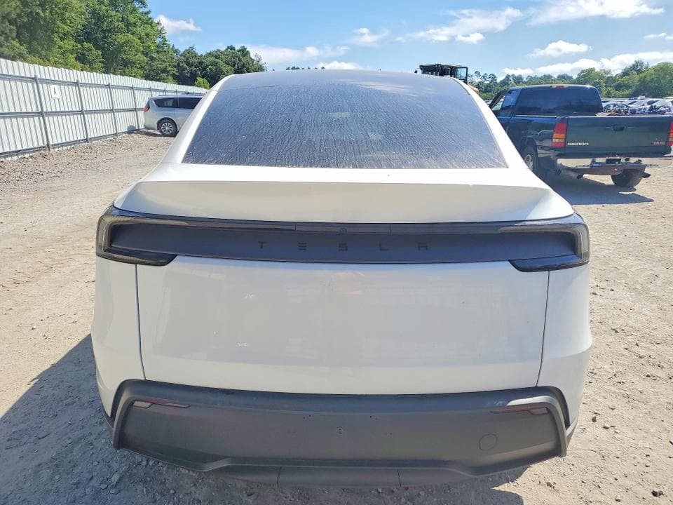 2026 TESLA MODEL Y 6