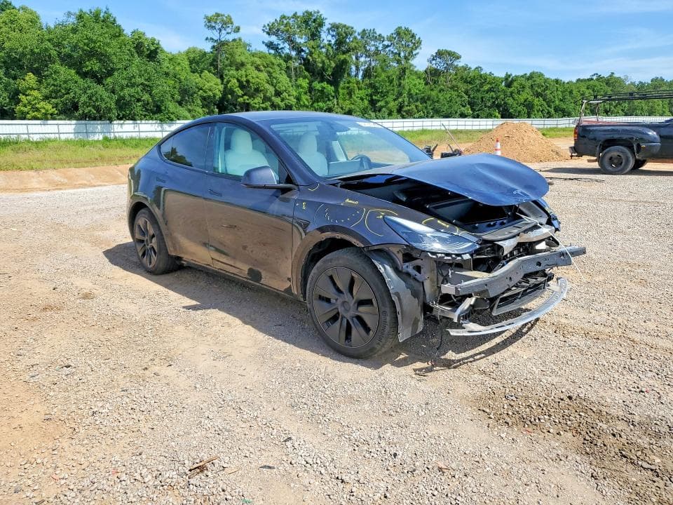2025 TESLA MODEL Y 4