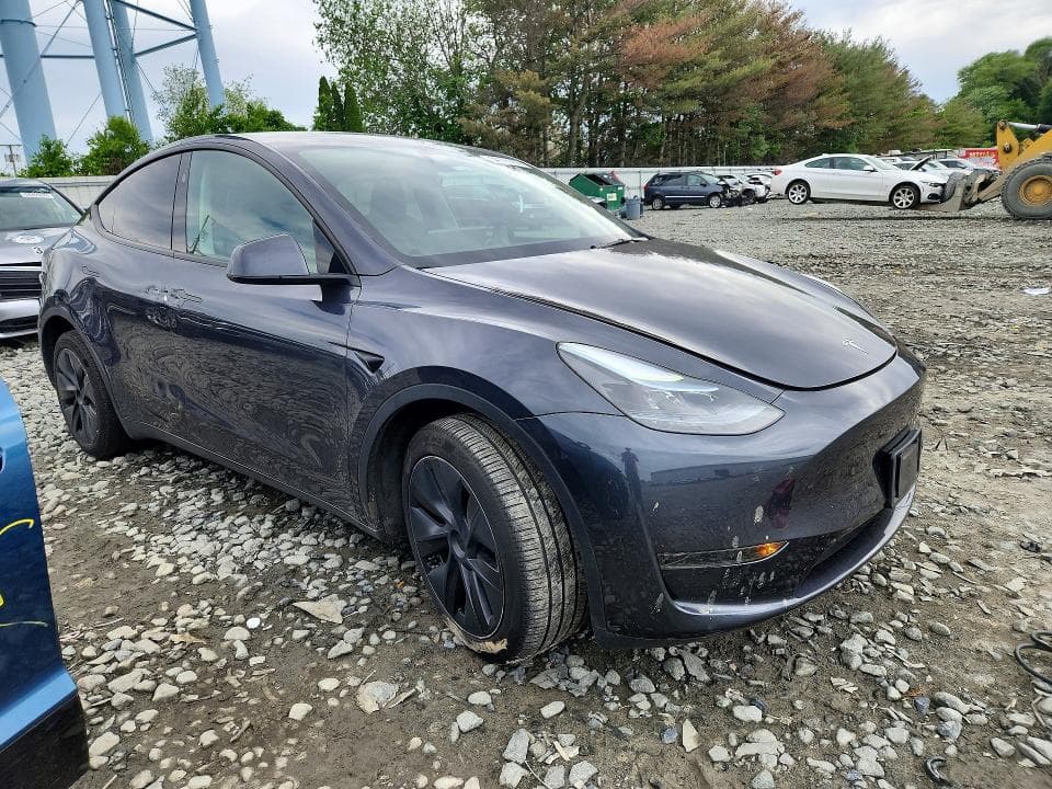 2025 TESLA MODEL Y 4