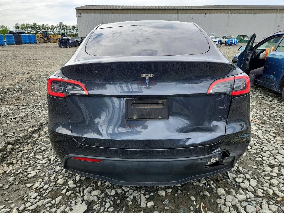 2025 TESLA MODEL Y 6