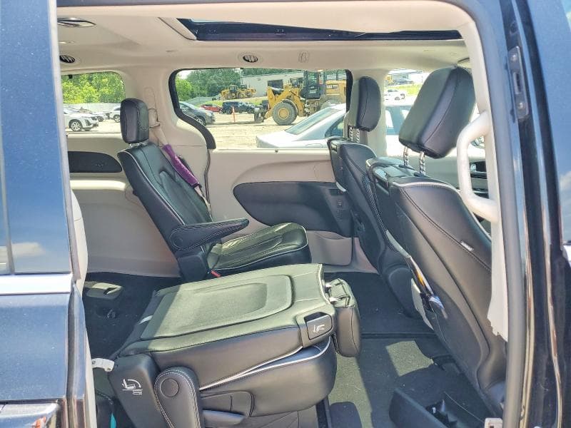 2022 CHRYSLER PACIFICA LIMITED 10