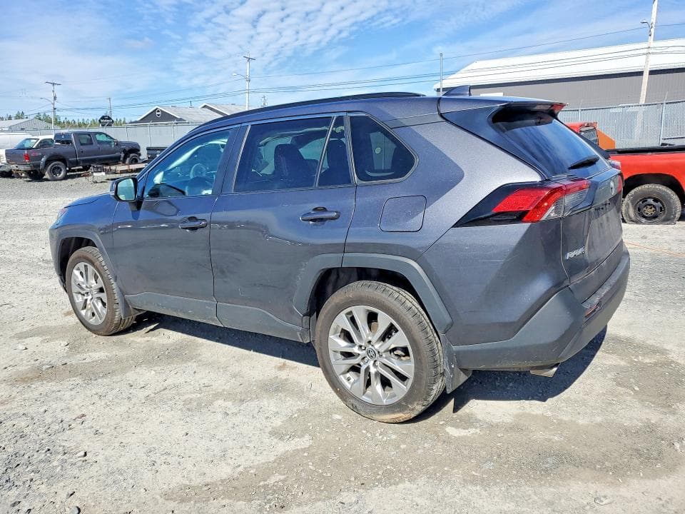 2023 TOYOTA RAV4 XLE 2