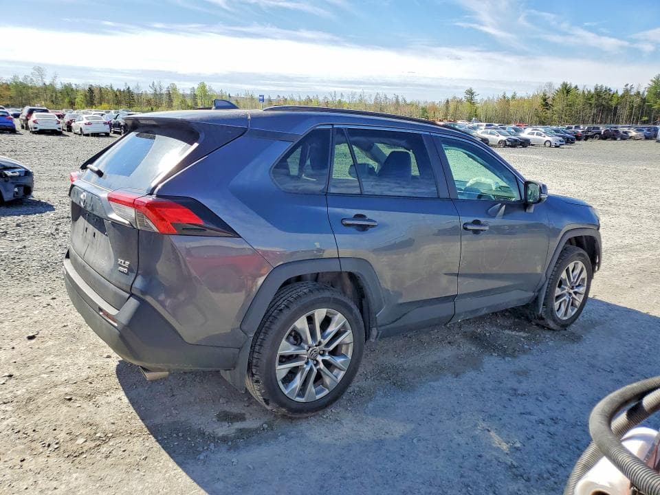2023 TOYOTA RAV4 XLE 3