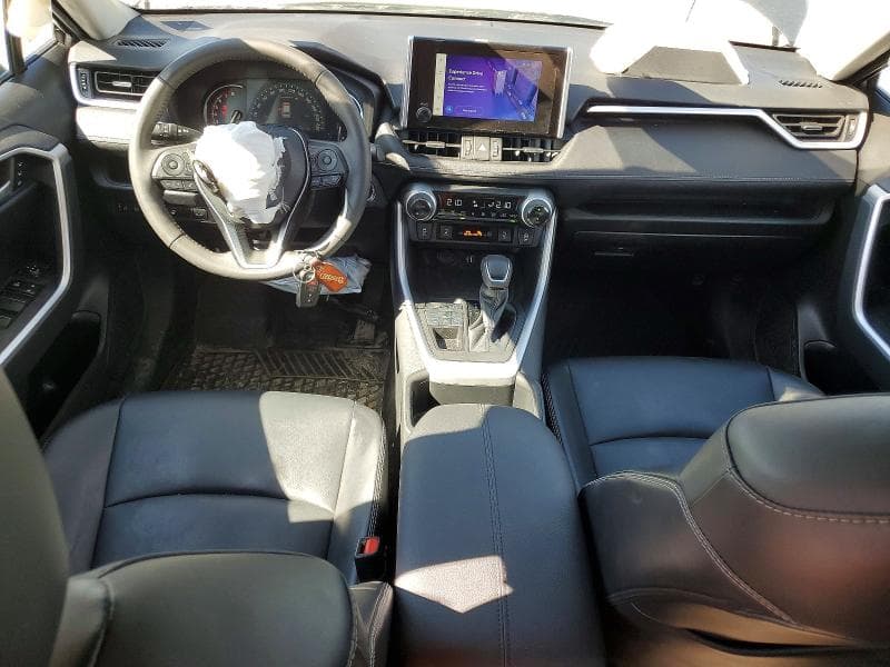 2023 TOYOTA RAV4 XLE 8
