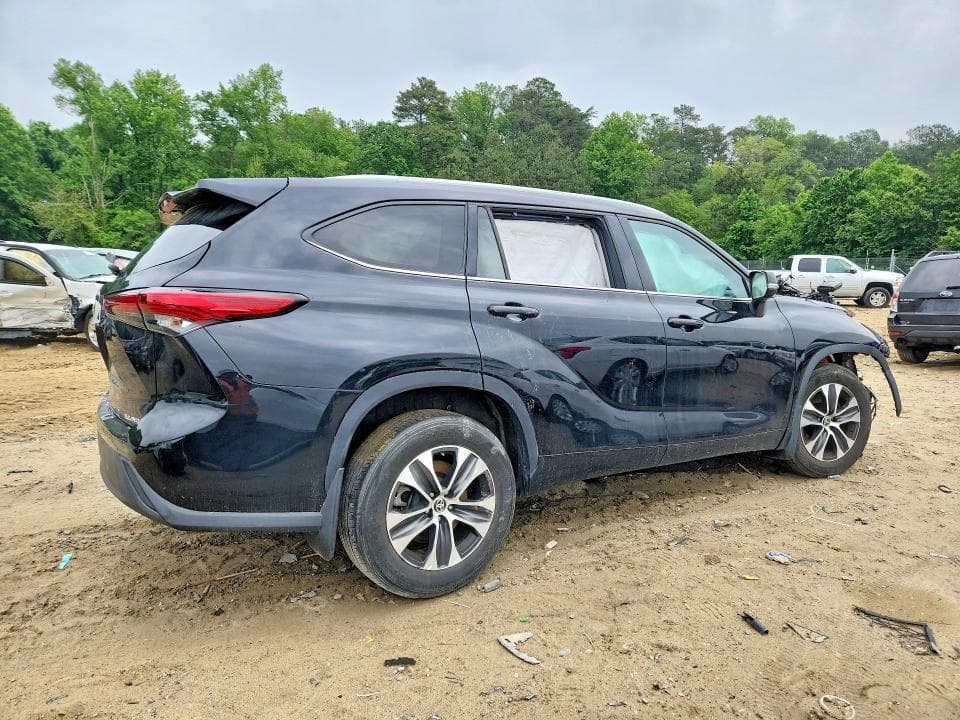 2022 TOYOTA HIGHLANDER XLE 3