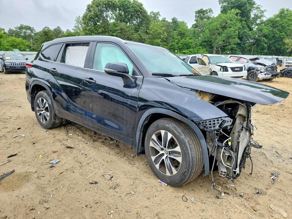 2022 TOYOTA HIGHLANDER XLE 4