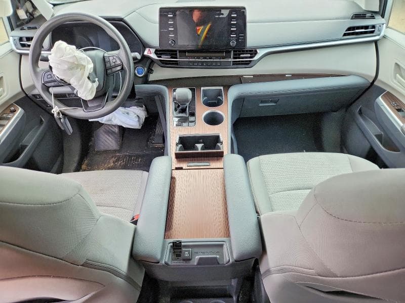 2024 TOYOTA SIENNA LE LE 8