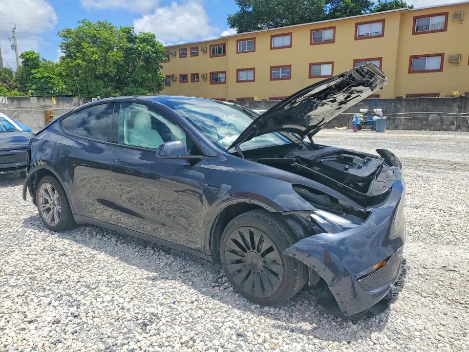 2024 TESLA MODEL Y 4
