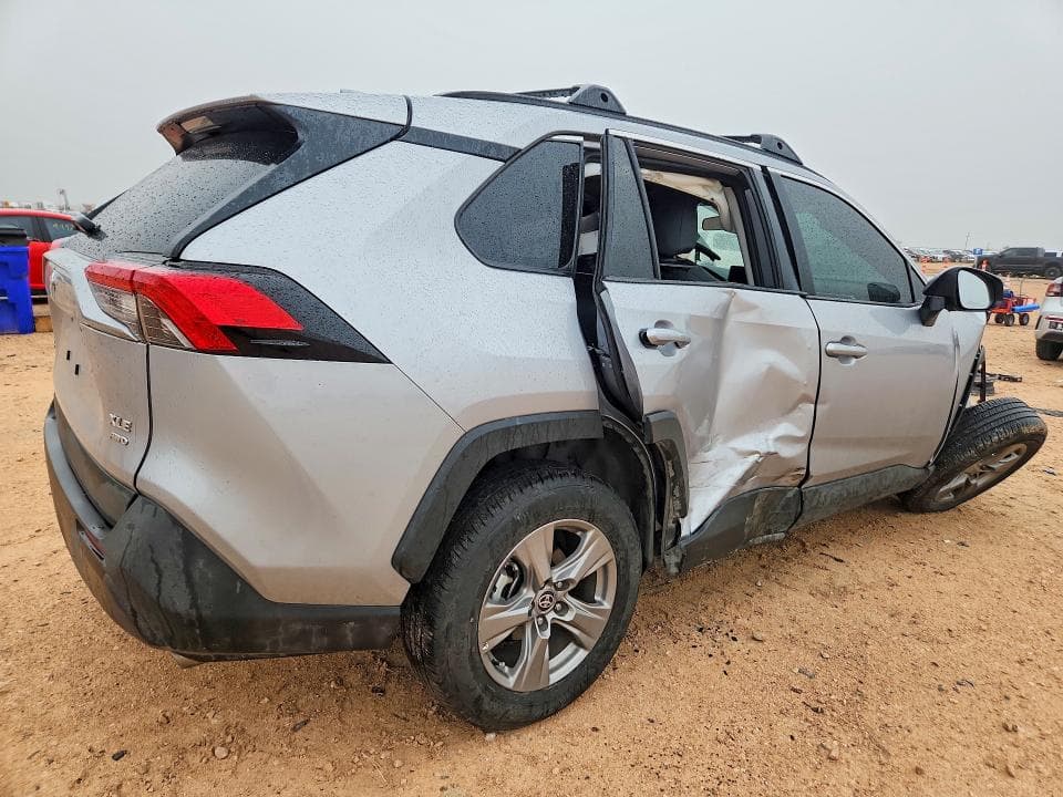2024 TOYOTA RAV4 XLE 3