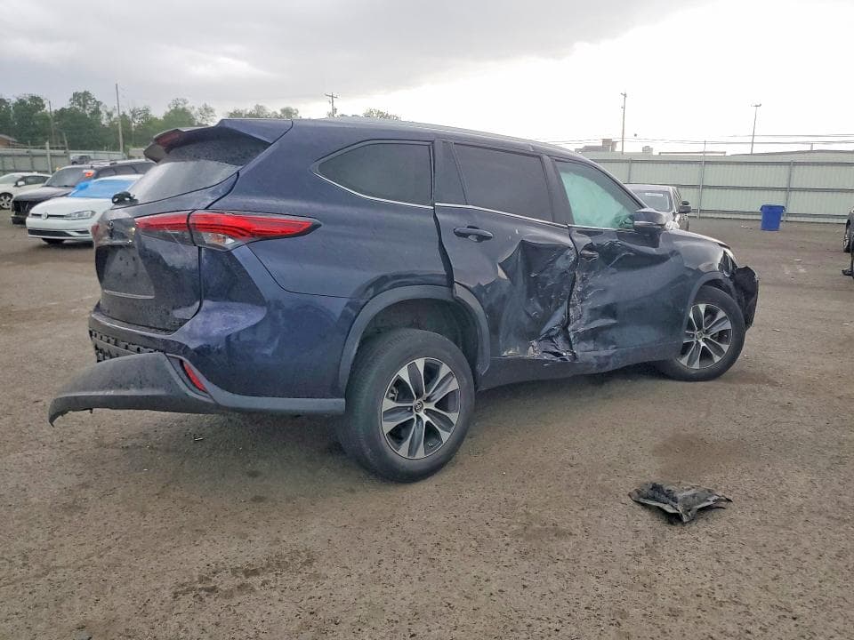 2023 TOYOTA HIGHLANDER XLE 3