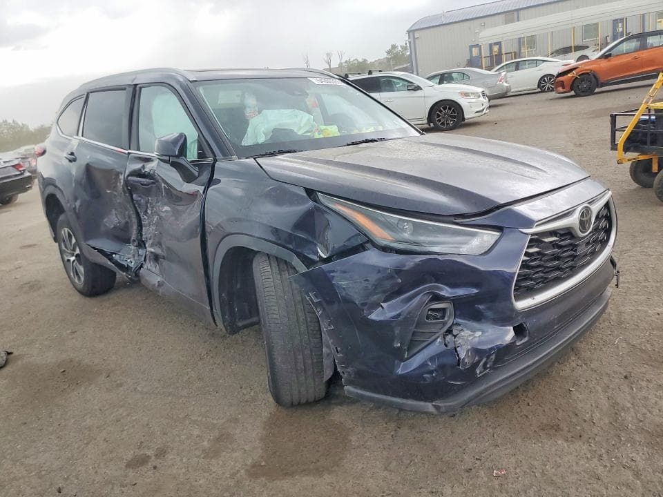 2023 TOYOTA HIGHLANDER XLE 4