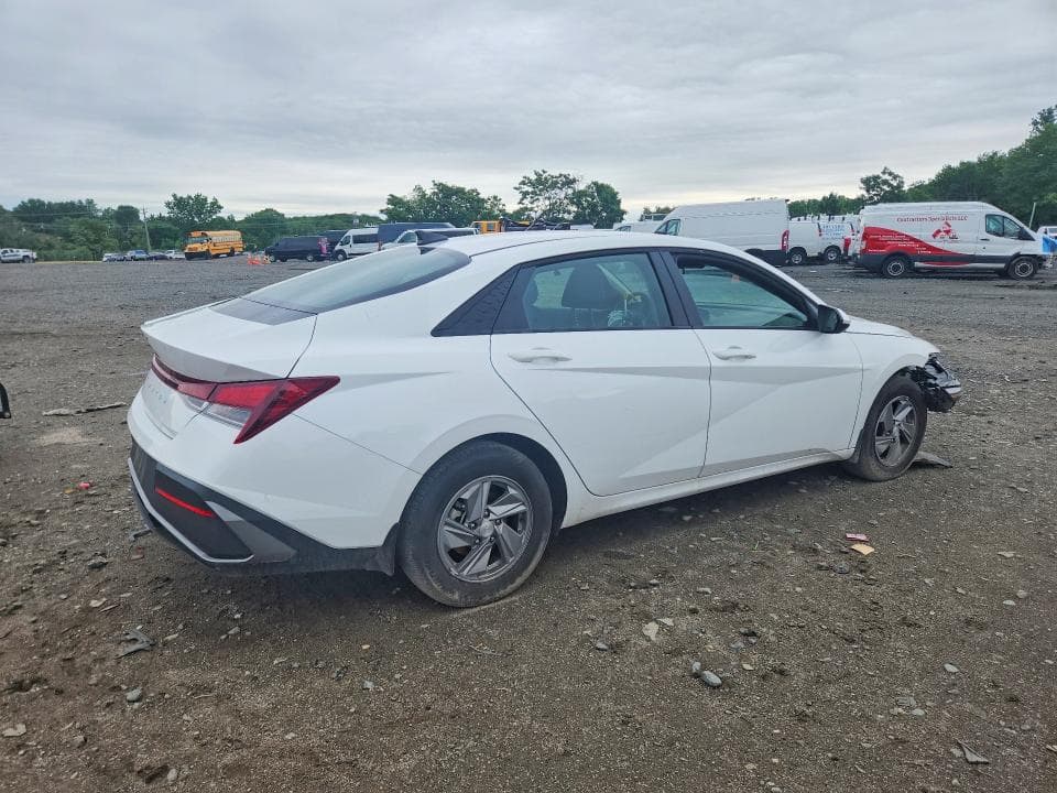 2025 HYUNDAI ELANTRA SE 3