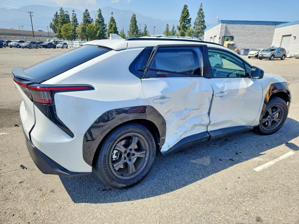 2025 TOYOTA BZ4X XLE 3