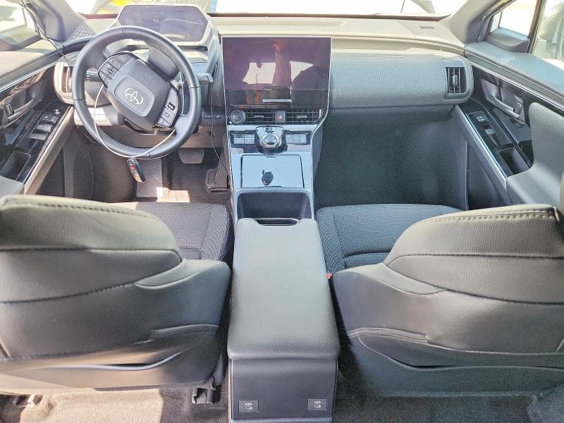 2025 TOYOTA BZ4X XLE 8