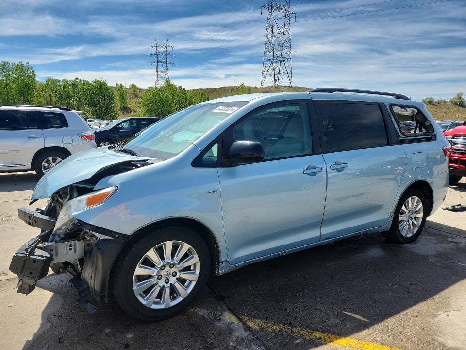 2016 TOYOTA SIENNA LE