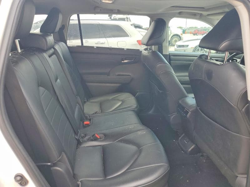 2021 TOYOTA HIGHLANDER XLE 11