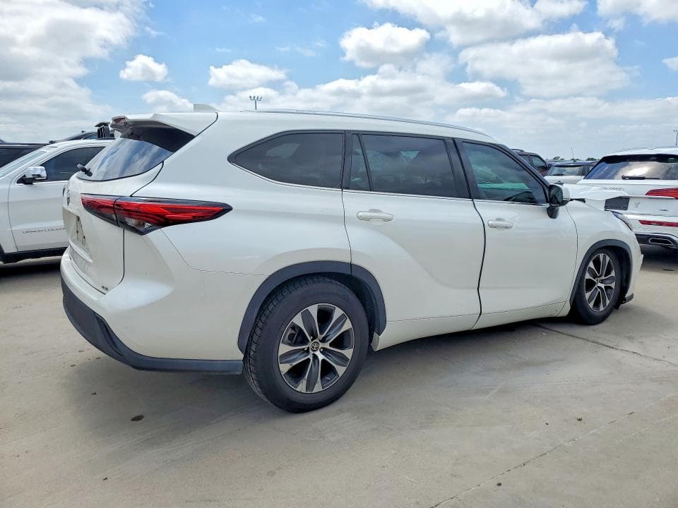 2021 TOYOTA HIGHLANDER XLE 3