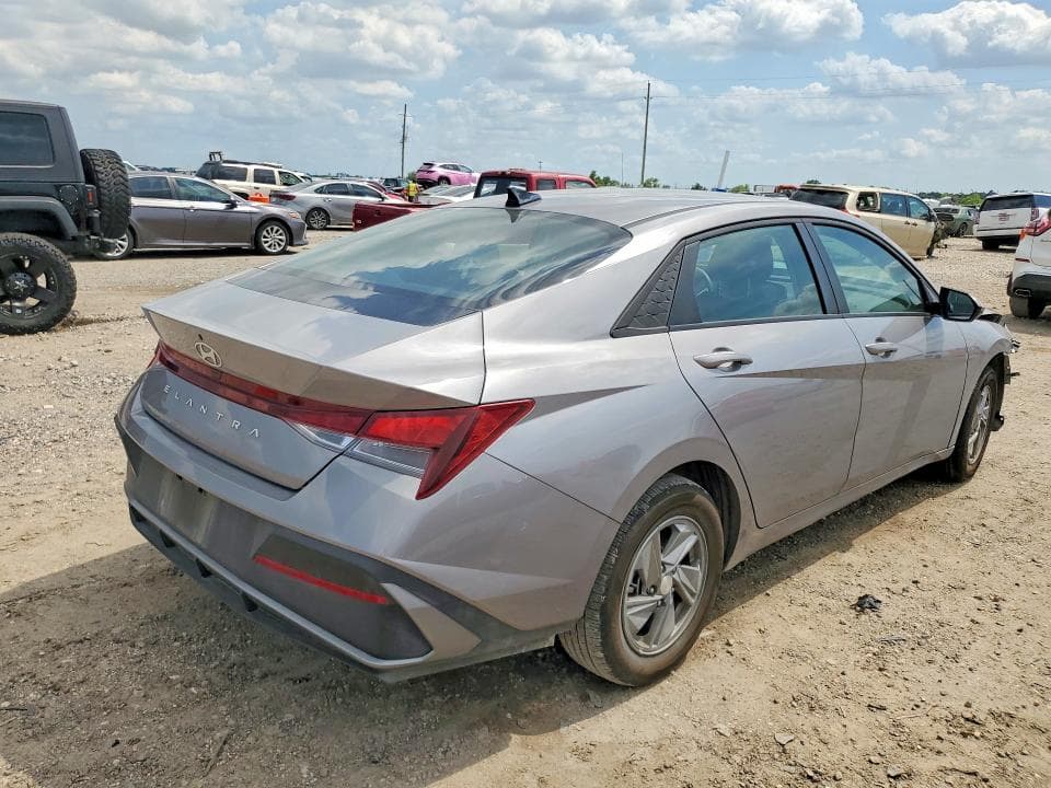 2025 HYUNDAI ELANTRA SE 3