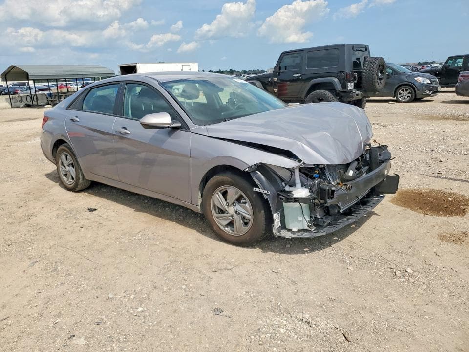 2025 HYUNDAI ELANTRA SE 4
