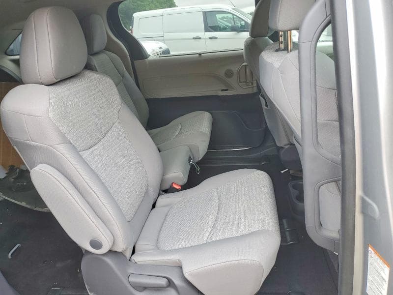 2021 TOYOTA SIENNA LE 11