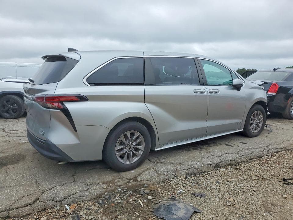 2021 TOYOTA SIENNA LE 3