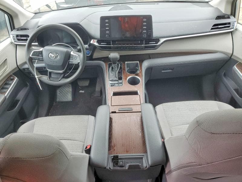2021 TOYOTA SIENNA LE 8
