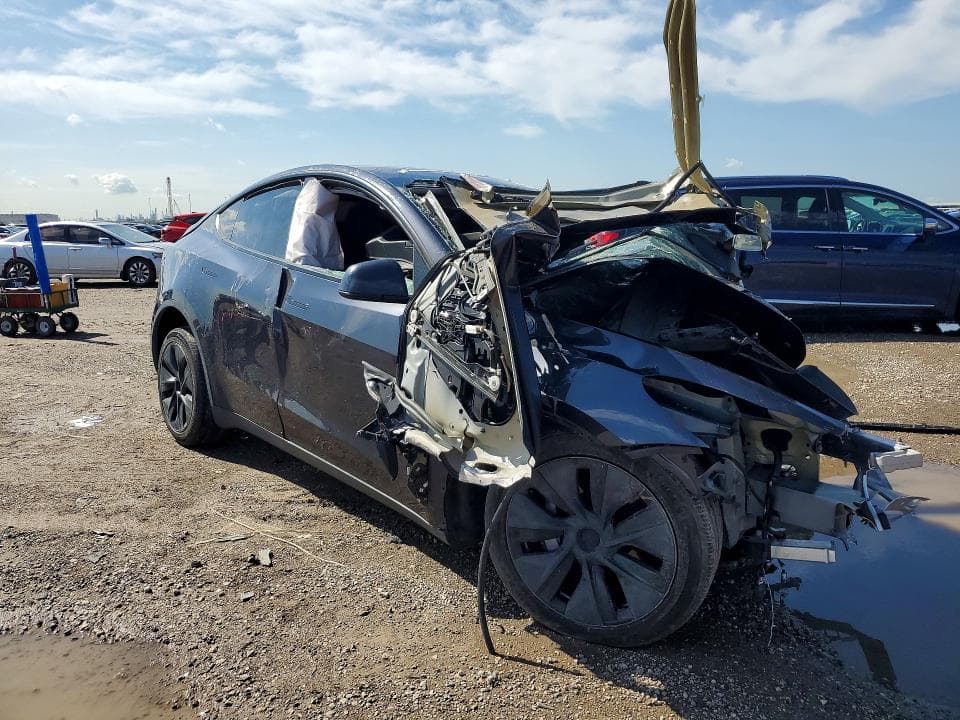 2024 TESLA MODEL Y 4